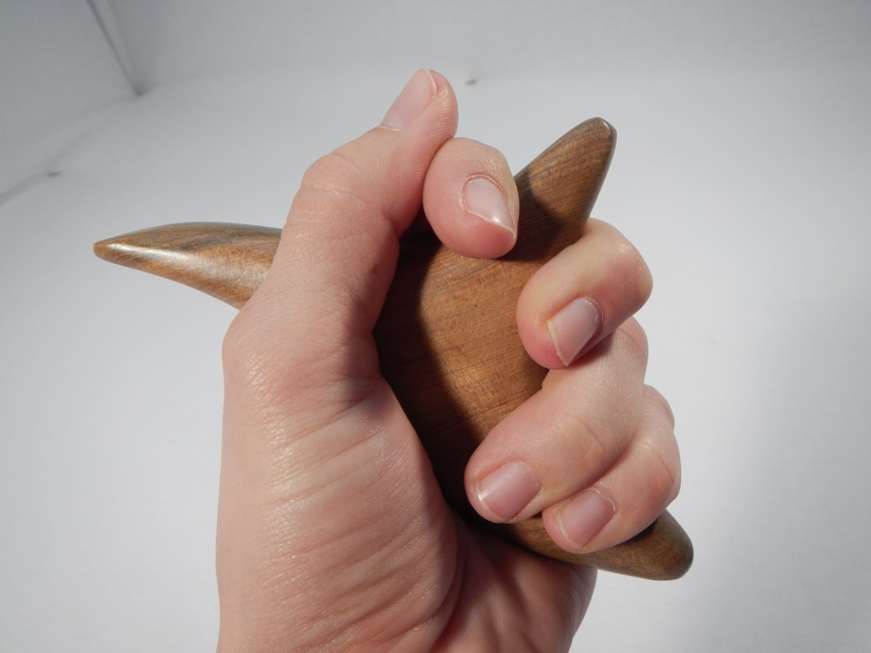 GUASHA - Dřevěný bodec s červeným nátěrem