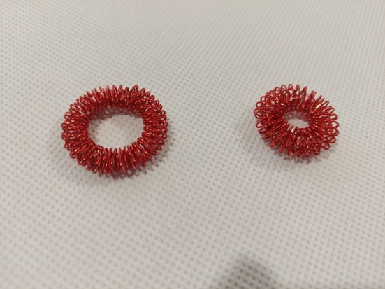 Menší prstýnek červený 2,5cm