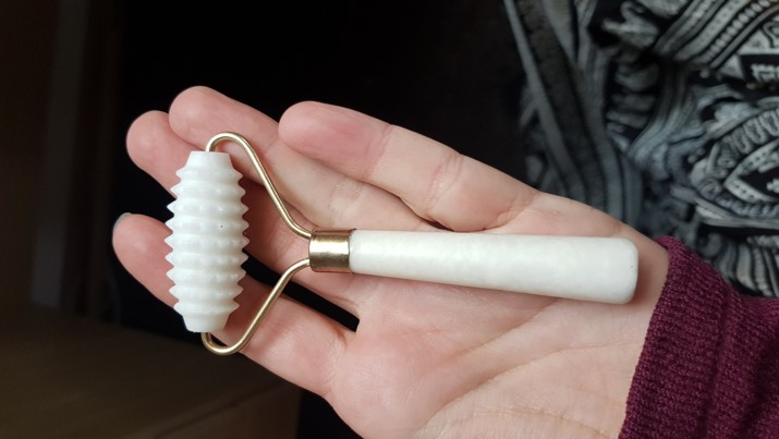 Bílý masážní váleček s bodlinkami na jedné straně