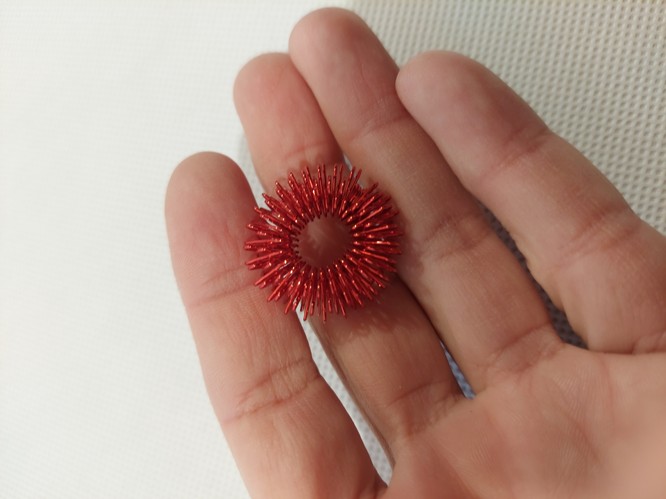 Menší prstýnek červený 2,5cm