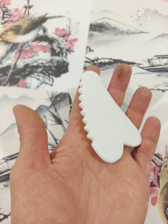 GUASHA - Kamenná Slza s Ozubením - Bílá