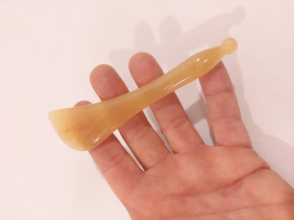 GUASHA - Hnědé pátradlo / škrabka z Pryskyřice