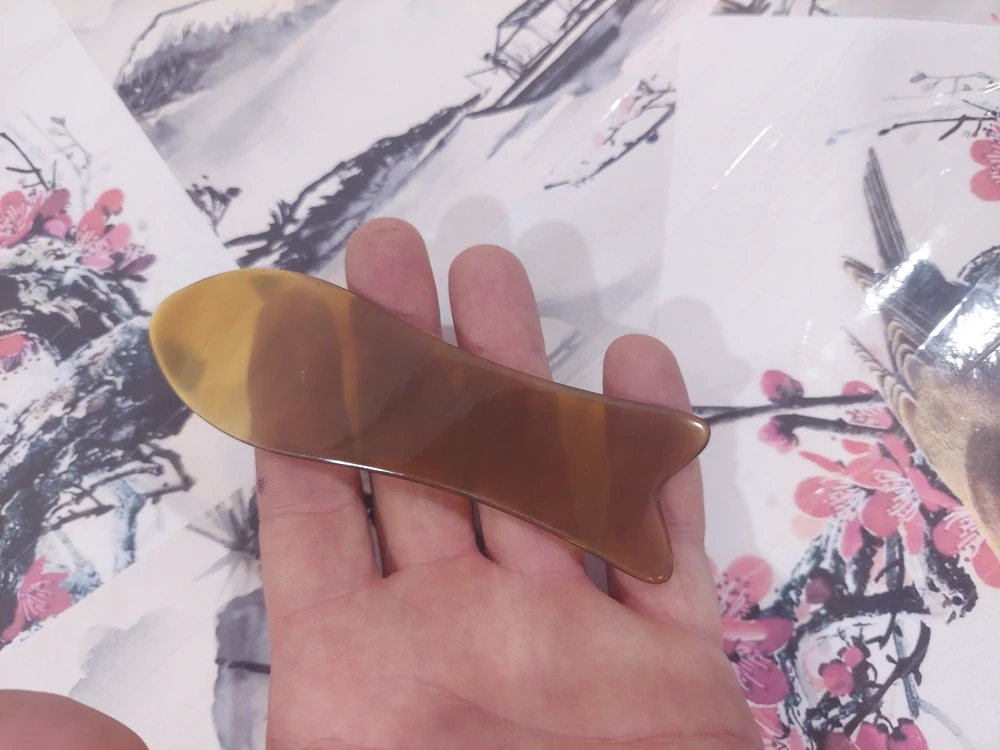 GUASHA - Destička ve tvaru rybičky z rohoviny - Hladká / Hnědá