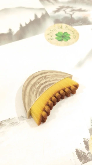 GUASHA - Liftingový kartáč se štětinami - S obalem