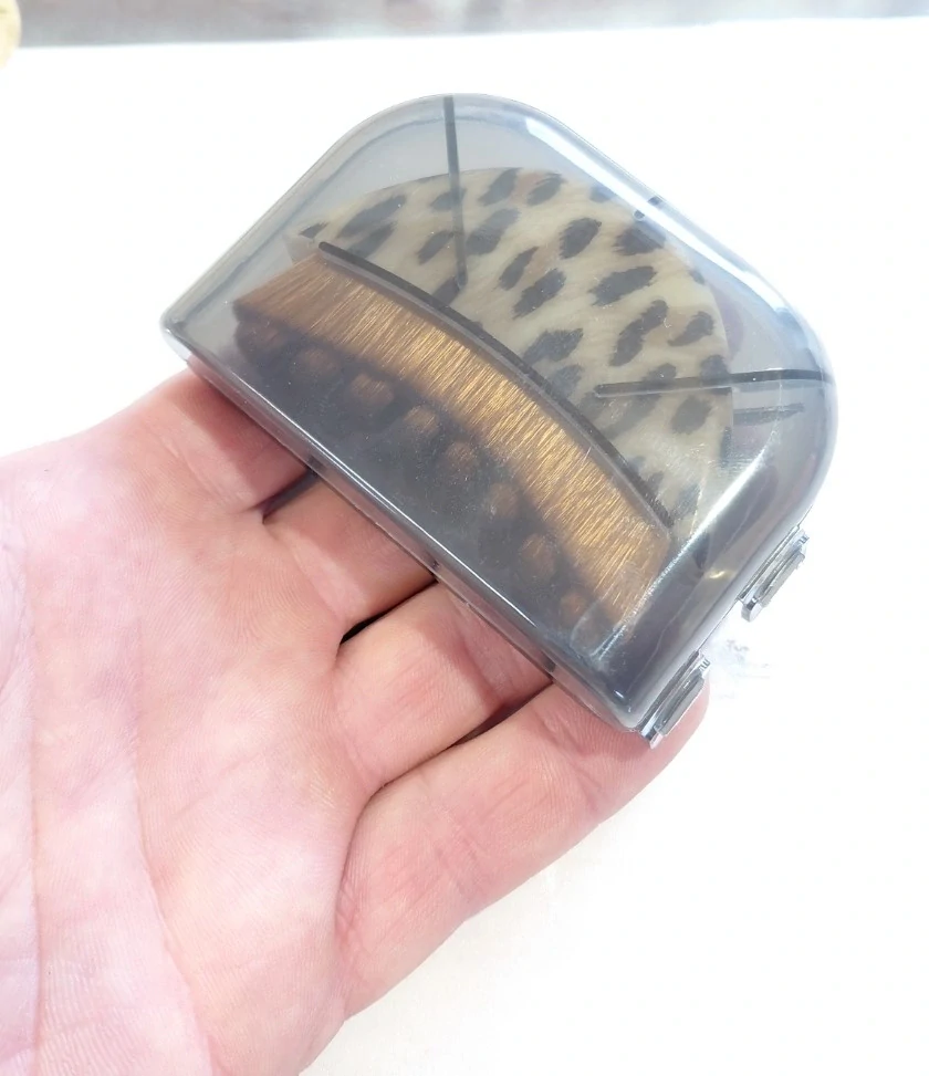 GUASHA - Liftingový kartáč se štětinami a obalem - Leopardí vzor