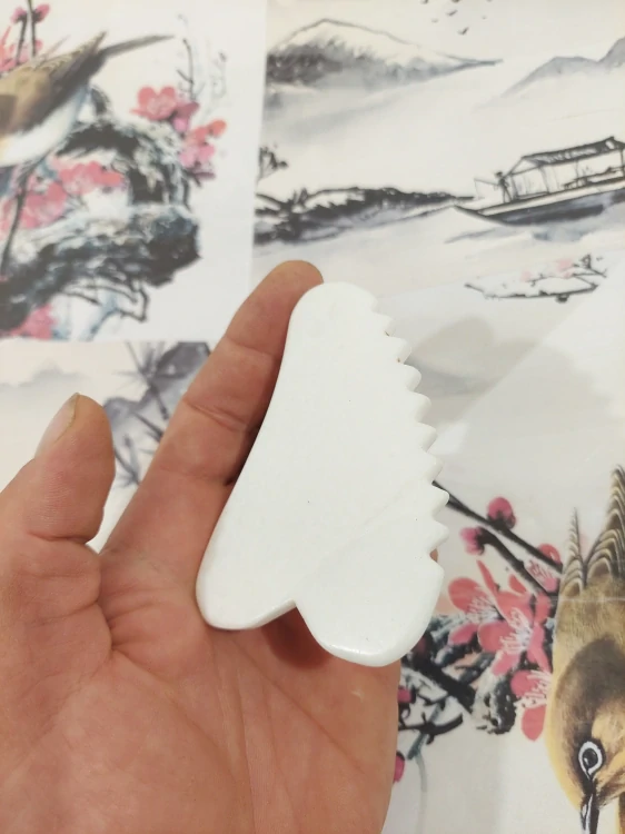 GUASHA - Kamenná Slza s Ozubením - Bílá