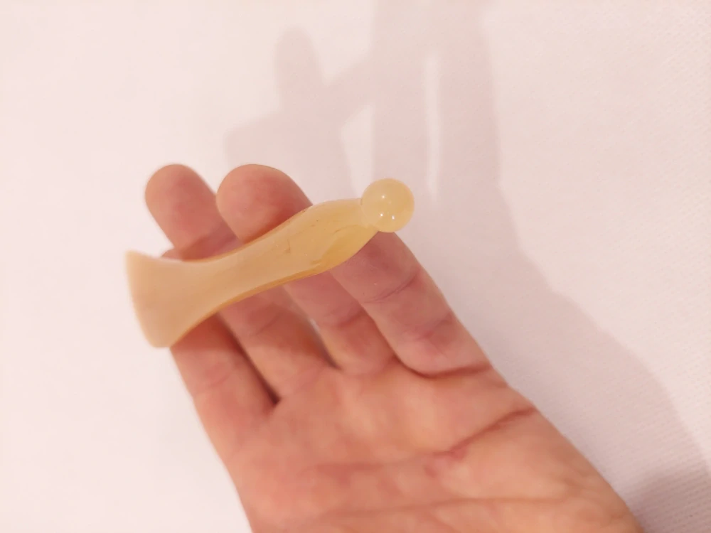 GUASHA - Hnědé pátradlo / škrabka z Pryskyřice