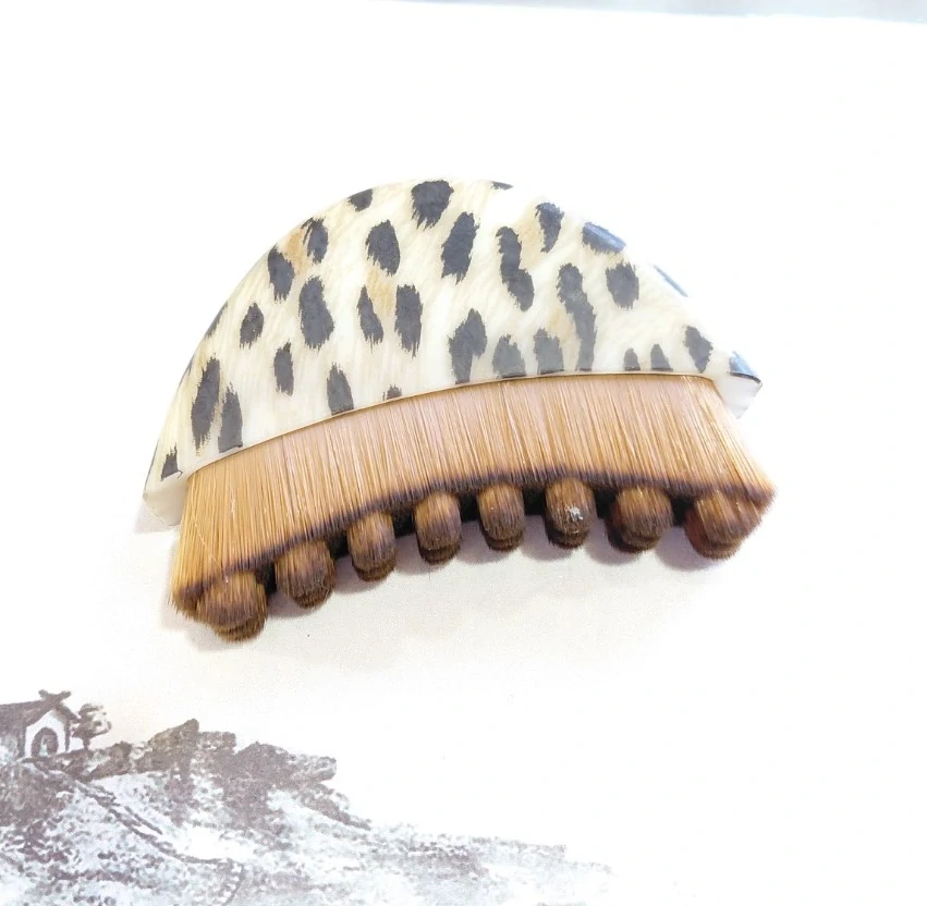 GUASHA - Liftingový kartáč se štětinami a obalem - Leopardí vzor