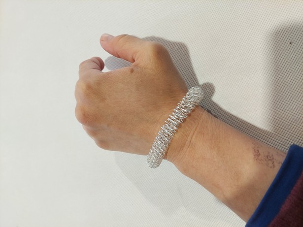 Masážní náramek stříbrný XL - 7cm