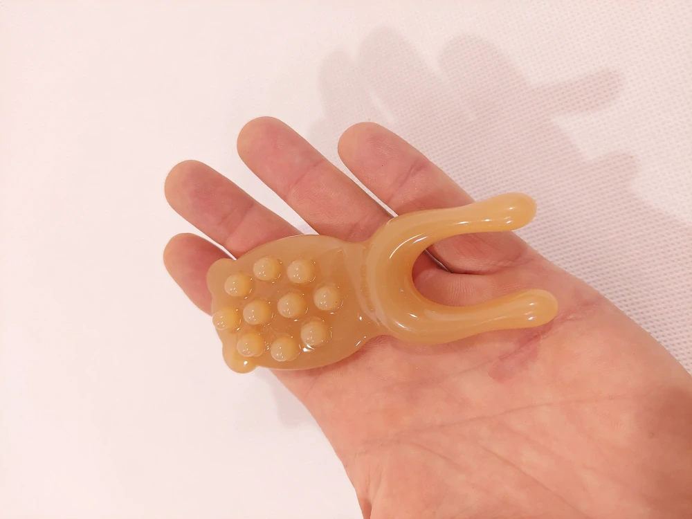 GUASHA - Karamelová Masážní Pomůcka z Pryskyřice