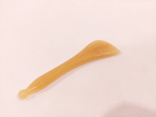 GUASHA - Hnědé pátradlo / škrabka z Pryskyřice