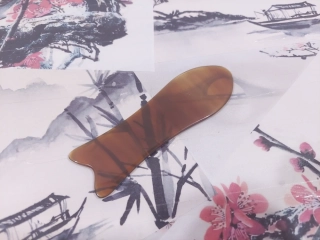 GUASHA - Destička ve tvaru rybičky z rohoviny - Hladká / Hnědá