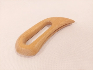 GUASHA - Dřevěná Masážní Pomůcka v Oblouku s Drážkou